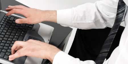 imagen de un oficinista escribiendo en su teclado