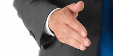 imagen de un hombre extendiendo la mano