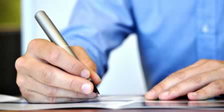 imagen de un oficinista escribiendo en con birome